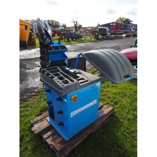 1630 - Supertracker wheel balancing machine