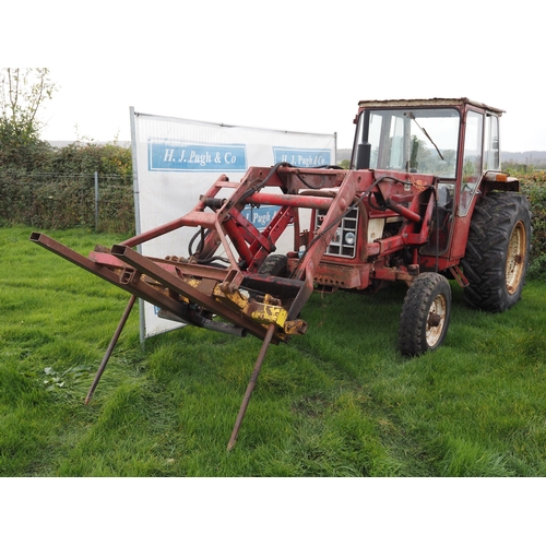 95 - International 674 tractor. Fitted with Quicke 2560 loader with hydraulic bale push off. Runs and dri... 