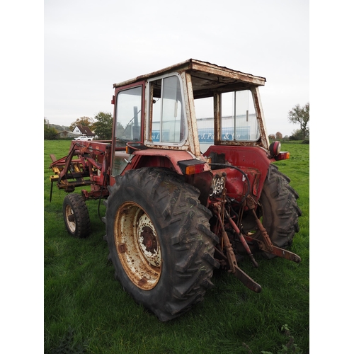 95 - International 674 tractor. Fitted with Quicke 2560 loader with hydraulic bale push off. Runs and dri... 