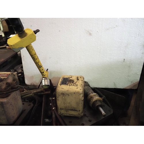 98 - Hydraulic pump with ram and gauge