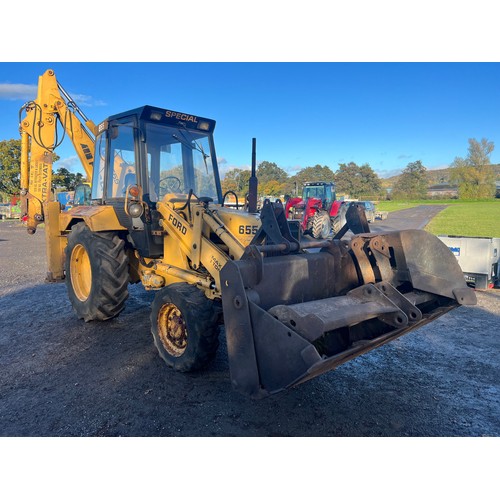 1402 - Ford 655 4X4 digger, 1989. Runs. Full spec, low hours showing 3267 c/w forks and bucket.
Reg. F89 JT... 