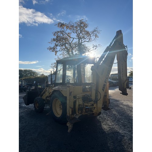 1402 - Ford 655 4X4 digger, 1989. Runs. Full spec, low hours showing 3267 c/w forks and bucket.
Reg. F89 JT... 