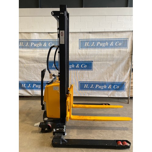 1775 - Electric pallet lift truck with charger