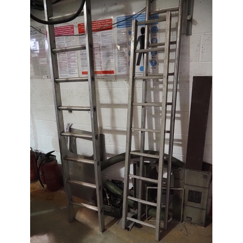 165 - Quantity of aluminium ladders