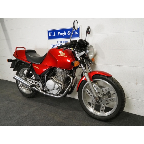 1047 - Honda XBR500 motorcycle.
Engine turns over.
Reg. B213 EGO. V5. Key