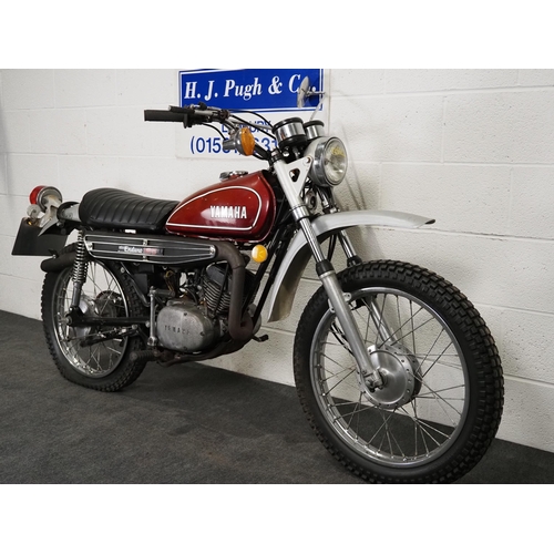 1048 - Yamaha DT125 A Enduro motorcycle.
Engine turns over. Electric start model.
Reg. FWX 686L. V5. Key