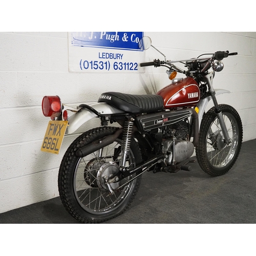 1048 - Yamaha DT125 A Enduro motorcycle.
Engine turns over. Electric start model.
Reg. FWX 686L. V5. Key