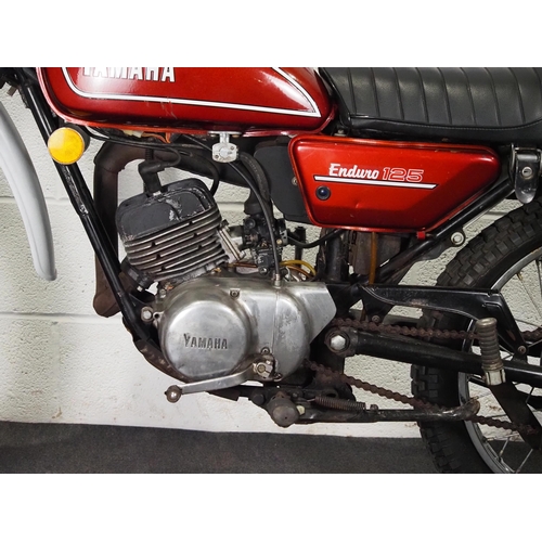 1048 - Yamaha DT125 A Enduro motorcycle.
Engine turns over. Electric start model.
Reg. FWX 686L. V5. Key