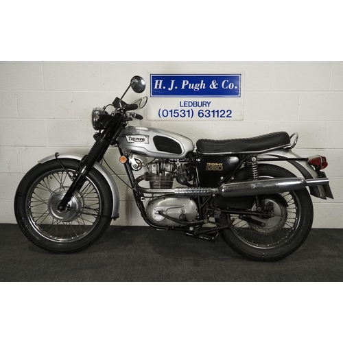 1049 - Triumph TR25W motorcycle.
Engine turns over. Good original condition.
Reg. ANM 560H. V5. Key