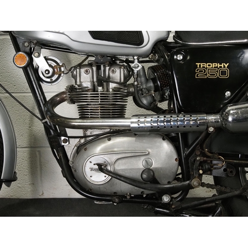 1049 - Triumph TR25W motorcycle.
Engine turns over. Good original condition.
Reg. ANM 560H. V5. Key