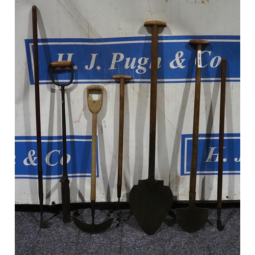 445 - Vintage garden tools to include edging iron, weeders, ditching spade, etc. - 7