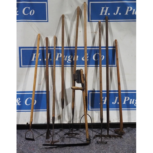 452 - Vintage garden tools to include scythe, hoes, rake, pitch fork, etc. - 10