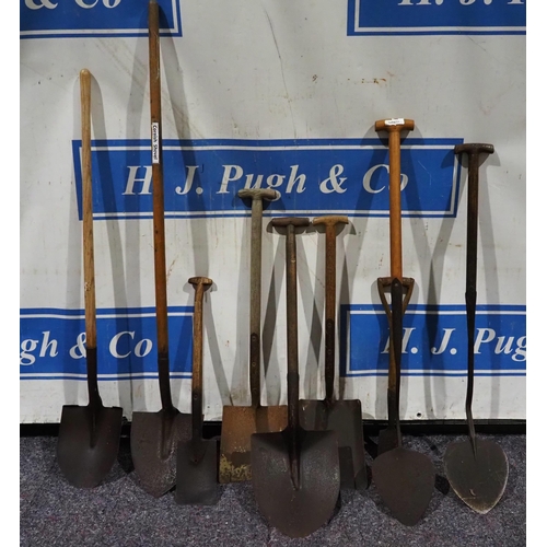 453 - Assorted vintage spades, shovels, turfing irons, etc. - 9