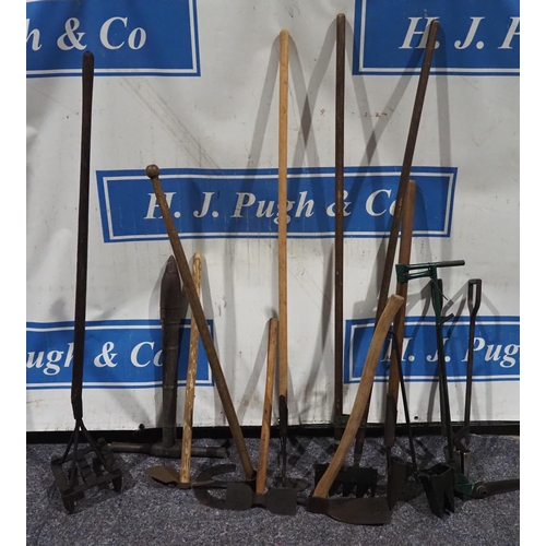 454 - Assorted vintage garden tools to include adze, weeders, bulb planters, trimmer, shears, etc. - 12