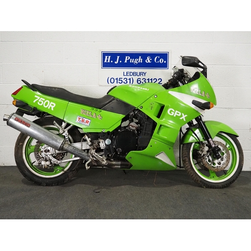 1059 - Kawasaki GPX 750R motorcycle project. 1989. 748cc. 
Has been dry stored for 5 years. 
Reg. F87 PTR. ... 