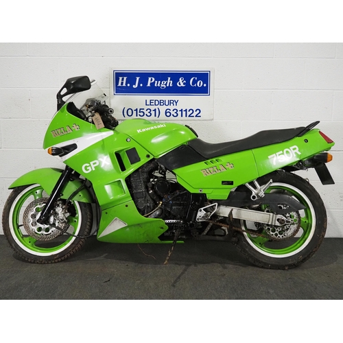 1059 - Kawasaki GPX 750R motorcycle project. 1989. 748cc. 
Has been dry stored for 5 years. 
Reg. F87 PTR. ... 