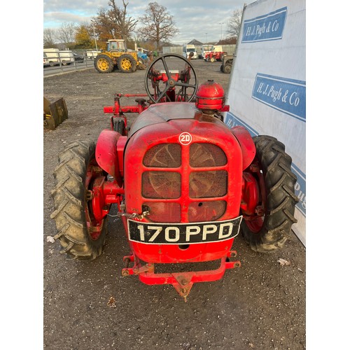 543 - David Brown 2D tractor. Runs and drives