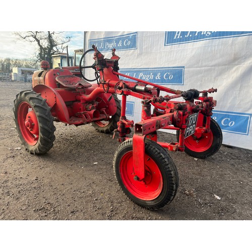 543 - David Brown 2D tractor. Runs and drives