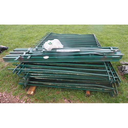 1082 - Quantity of green metal fencing and posts approx. 80ft