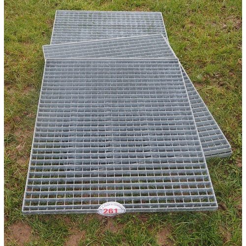 261 - Galvanised mesh floor