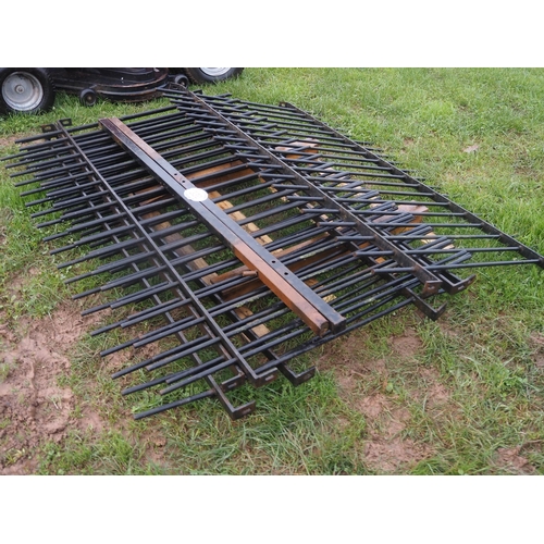 330 - Metal fence parts - 5