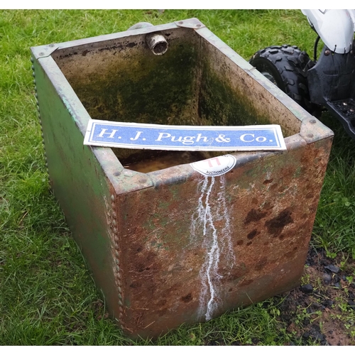 77 - Galvanised riveted water tank 2½' x 1½'