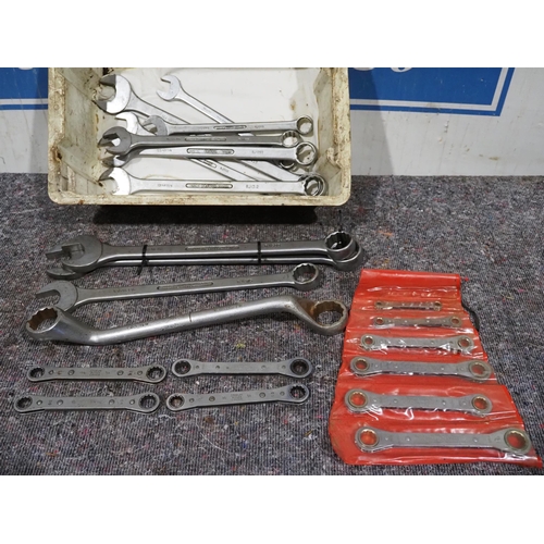 485 - Assorted large spanners and ratchet spanners to include Snap-On and Britool