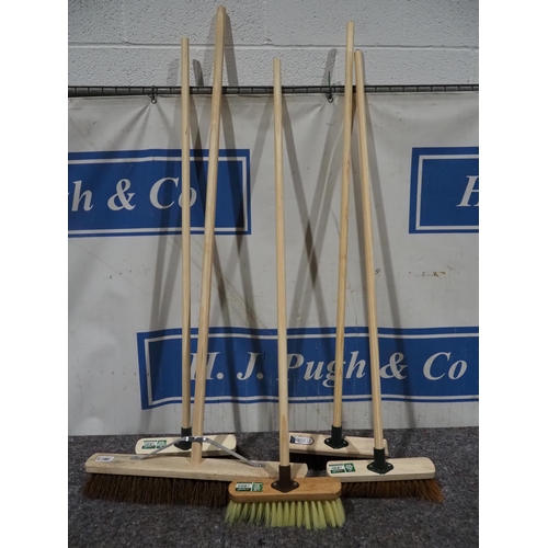 537 - Assorted brooms - 5