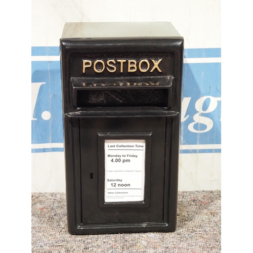 567 - Post box complete with 2 keys 17