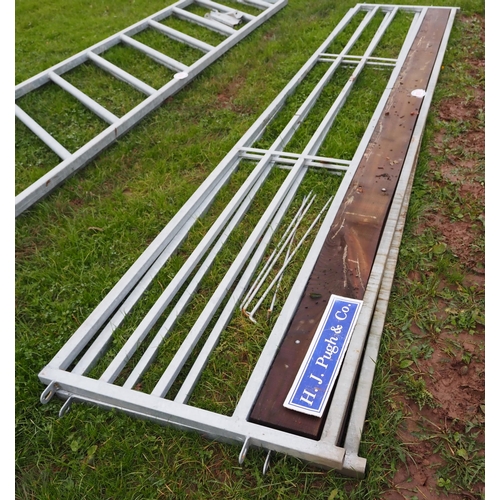 1075 - Sheep barriers 15ft - 2