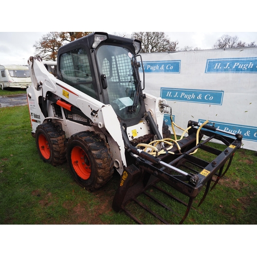 1216 - Bobcat 5530 compact skid steer. 2014. Very tidy, showing 1461 hours, c/w muck grab, bucket and palle... 