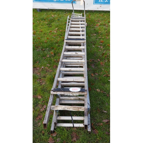 1311 - Aluminium extending roof ladders