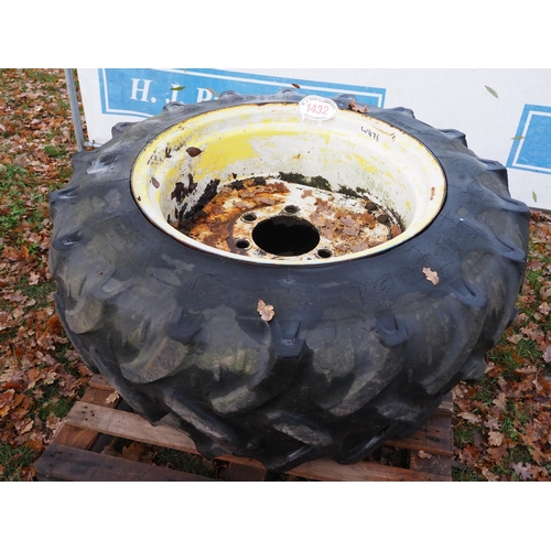 1432 - Pair of wheels and tyres 11.2 R24