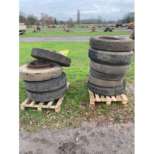 1441 - Bedford lorry wheels and tyres