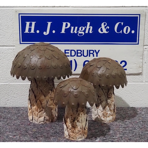 322 - Set of 3 graduated metal mushroom garden ornaments