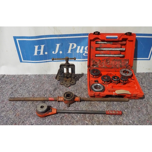 427 - Record 92 pipe clamp and Rothenberger threading kit
