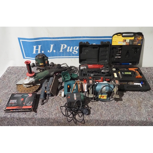 442 - Assorted power tools to include double ended bench grinder, router, angle grinder, sander, etc.