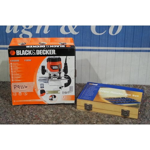 521 - Black and Decker router and router bit set