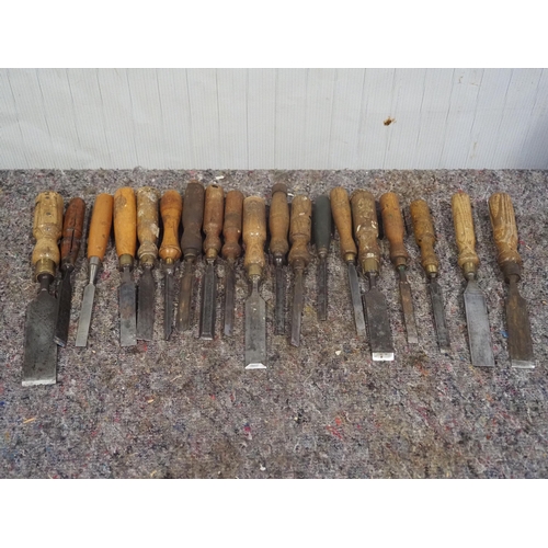 561 - Assorted woodworking chisels - 19