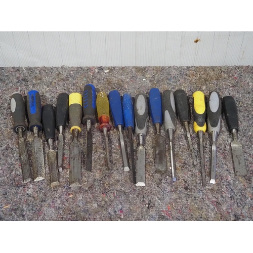 562 - Assorted woodworking chisels - 16