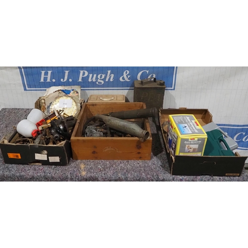585 - Assorted hand tools and Pratts 2 gallon fuel can