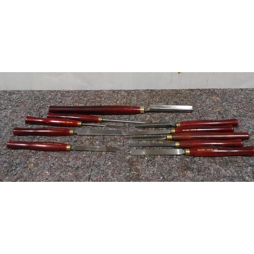 723 - Set of 10 Record turning chisels