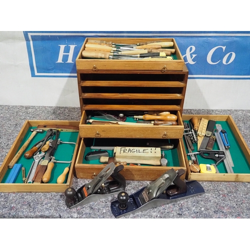 747 - Carpenters 5 drawer wooden toolbox and contents to include Record no.5 1/2 plane, Stanley no.4 plane... 