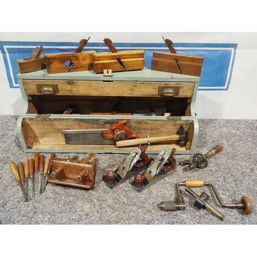 777 - Carpenters toolbox and contents of Record No.4 planes, moulding planes, carving chisels and other to... 