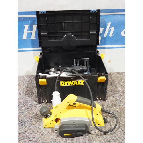 801 - DeWalt DW678L planer 110v