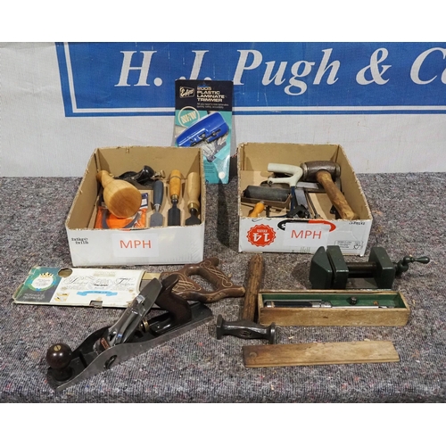 846 - 2 Boxes of hand tools to include Stanley No. 10 plane, vice, tenon saw, chisels etc