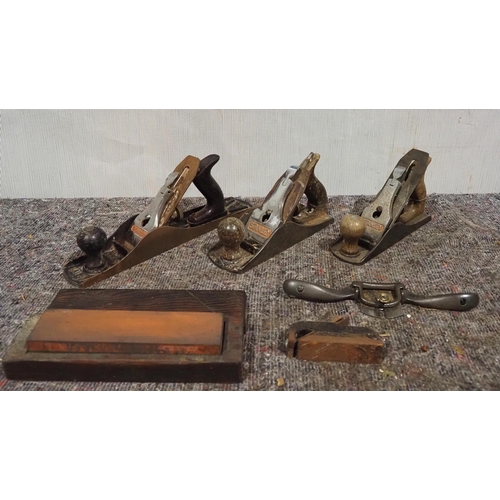 847 - Assorted Stanley planes and spokeshaves to include Stanley Bailey No. 5 and No. 4½