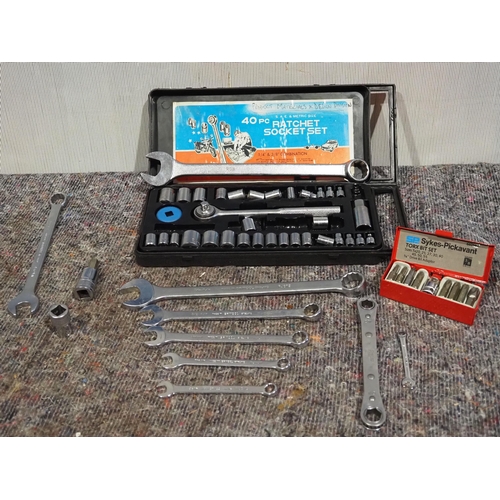 858 - Britool spanners, sockets Span-on ratchet spanner and other sockets