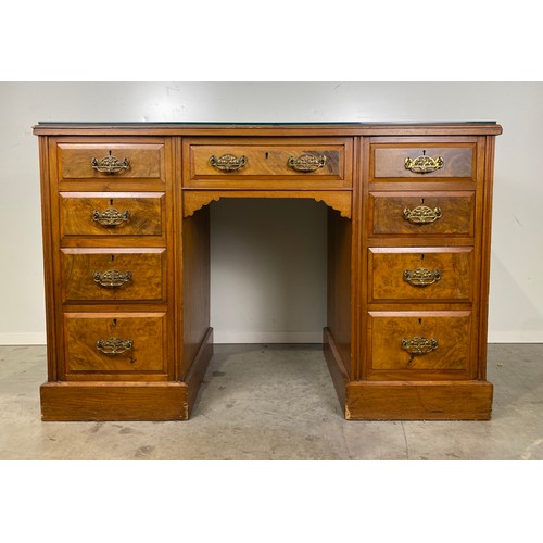 621 - Pedestal desk in mahogany with glass top H31½