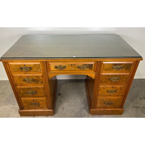 621 - Pedestal desk in mahogany with glass top H31½